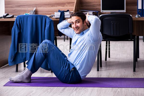 職場新風景 年輕商人的工作間歇健身熱潮
